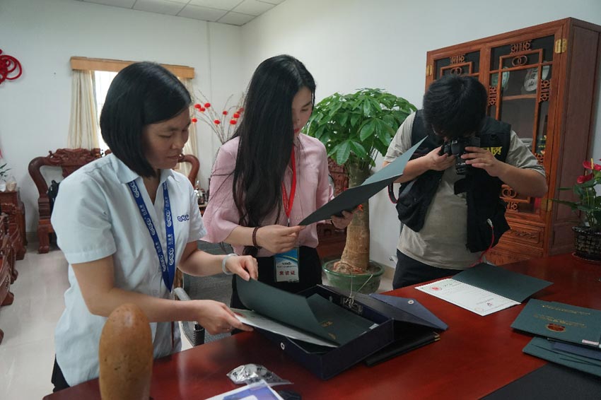 欄目組人員對萬達(dá)業(yè)資質(zhì)進行審核