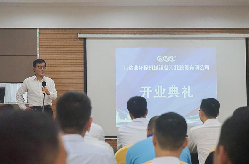 隨后原河南洛陽(yáng)耐火研究院院長(zhǎng)周寧生致辭。